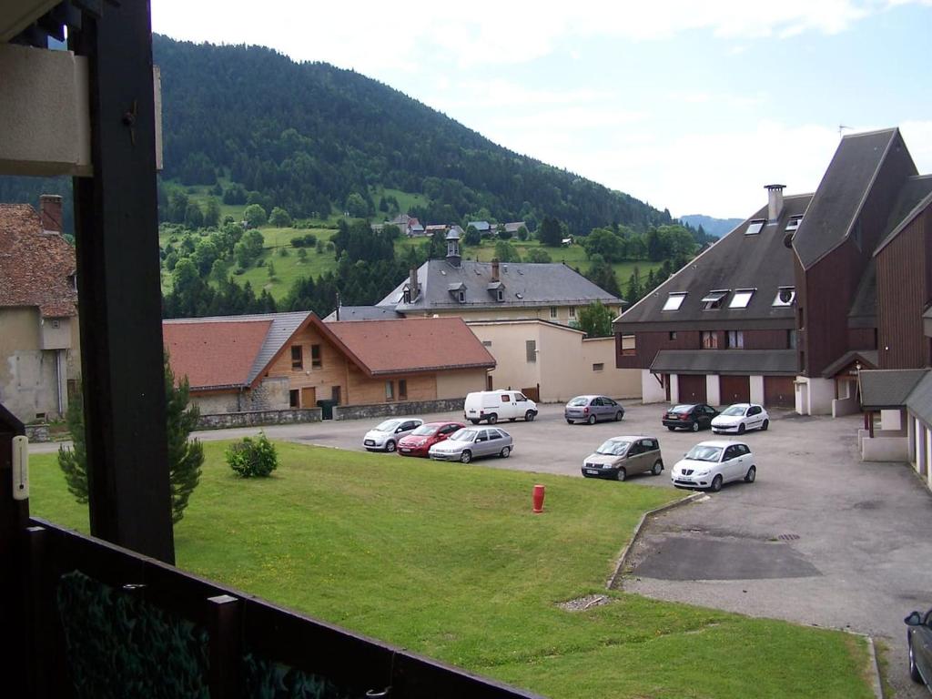 un groupe de voitures garées sur un parking dans l'établissement Spacieux studio Pré de chartreuse 2, à Saint-Pierre-de-Chartreuse