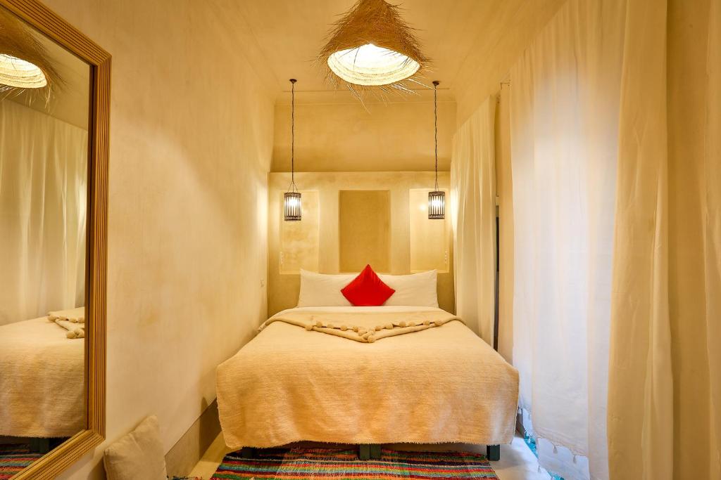 Postel nebo postele na pokoji v ubytování Hotel & Spa Dar Baraka & Karam
