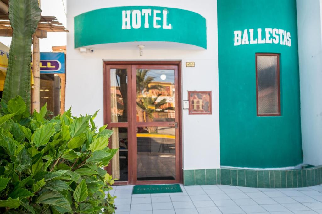 帕拉卡斯的住宿－Paracas Hotel Ballestas Island，带有门和读酒店标志的酒店