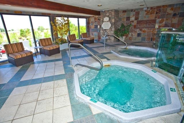 Bazén v ubytování Carson Valley Motor Lodge and Suites nebo v jeho okolí