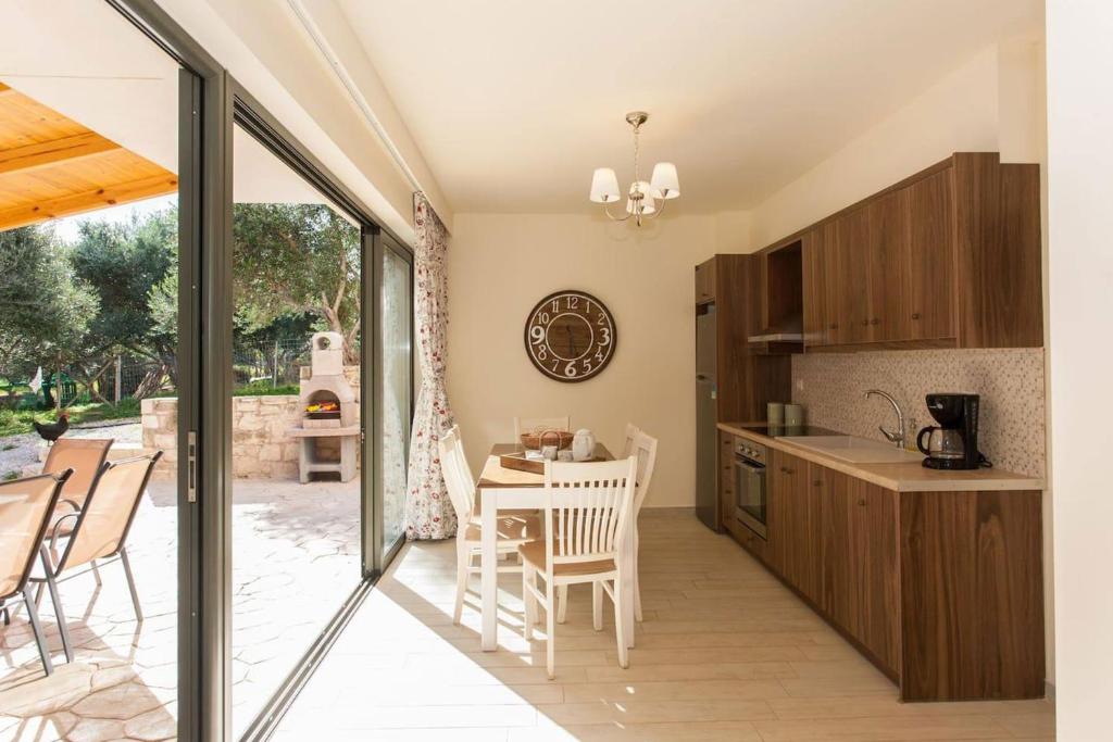 Kuchnia lub aneks kuchenny w obiekcie Olive Tree Farm 200m from the beach