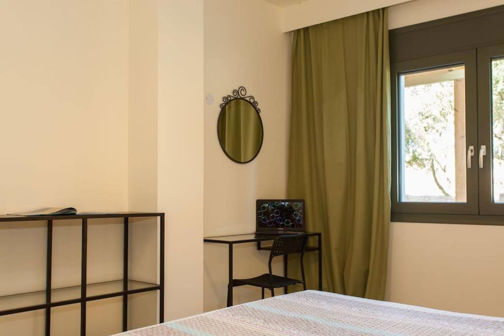 Telewizja i/lub zestaw kina domowego w obiekcie Olive Tree Farm 200m from the beach