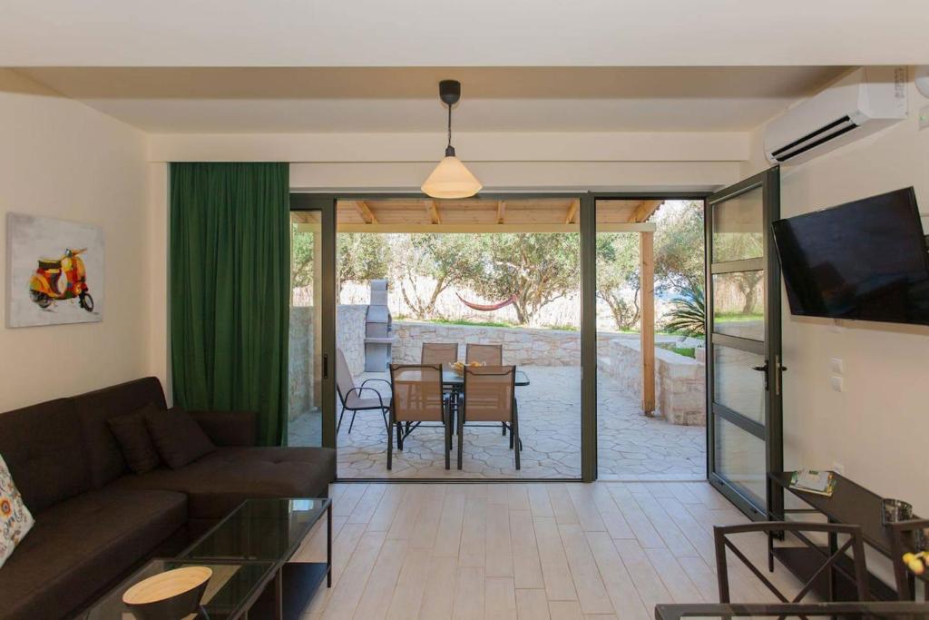 Telewizja i/lub zestaw kina domowego w obiekcie Olive Tree Farm 200m from the beach
