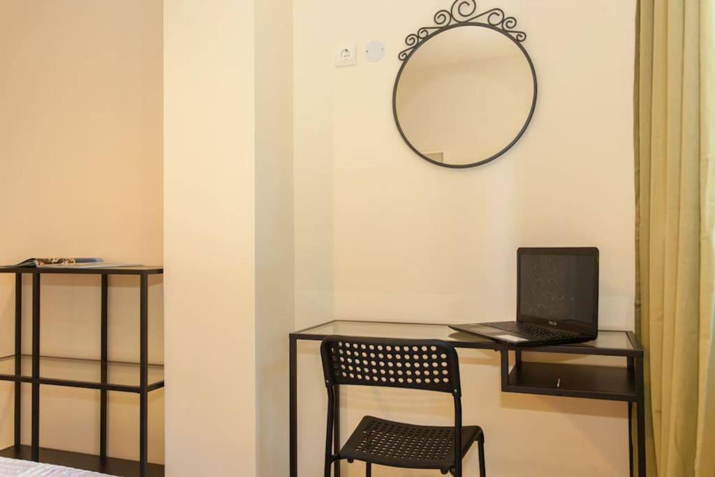 Telewizja i/lub zestaw kina domowego w obiekcie Olive Tree Farm 200m from the beach