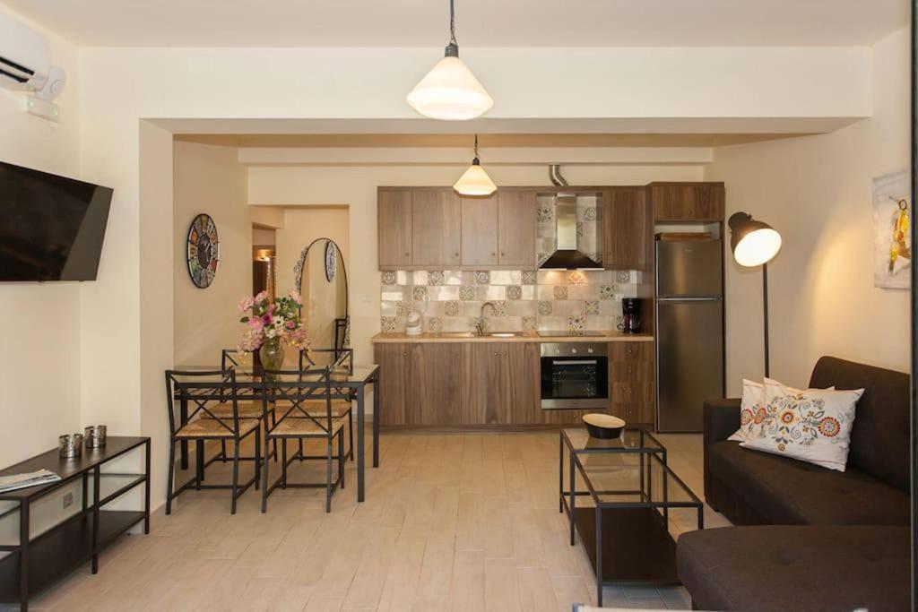 Kuchnia lub aneks kuchenny w obiekcie Olive Tree Farm 200m from the beach