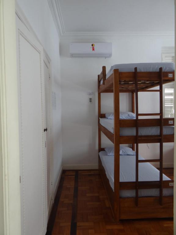 Palanda nebo palandy na pokoji v ubytování Hostel Casarão 65