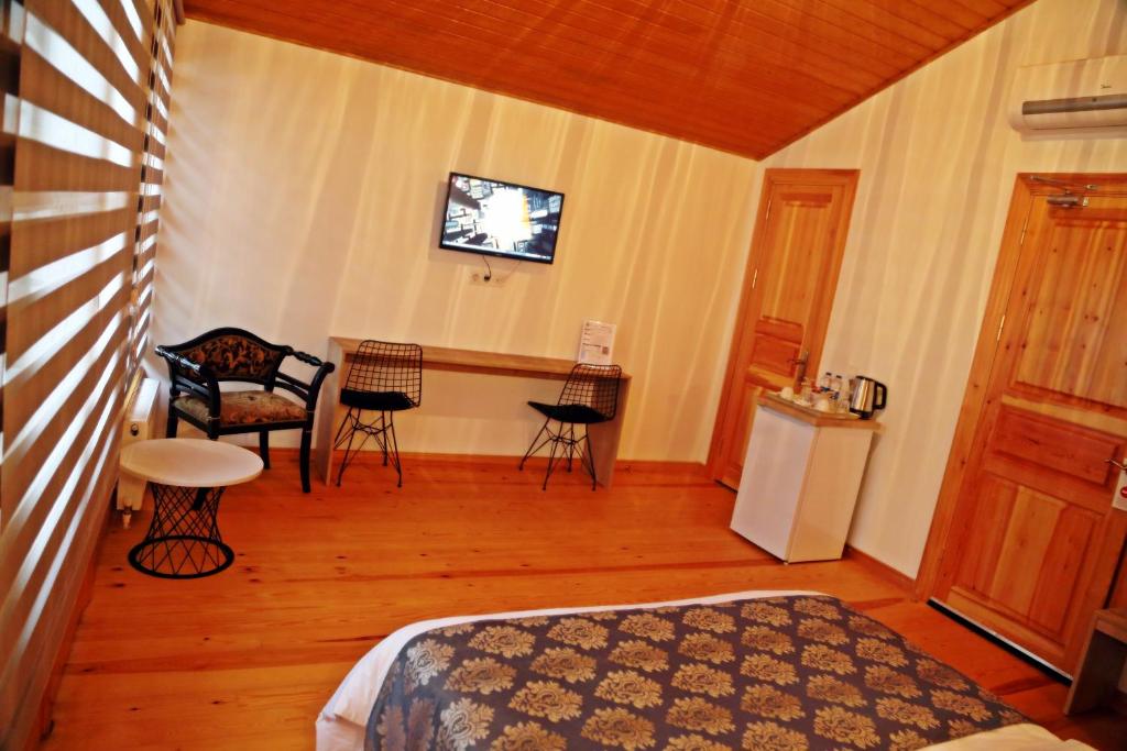 A television and/or entertainment centre at Belizia Hotel