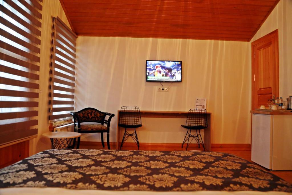 A television and/or entertainment centre at Belizia Hotel