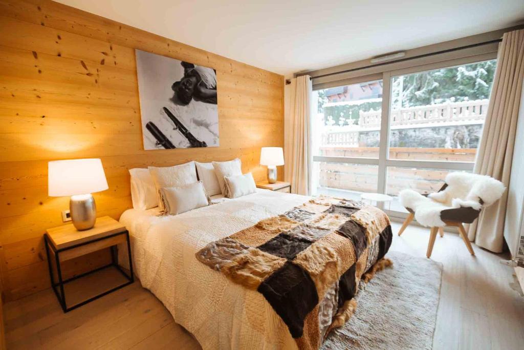 ムジェーヴにあるResidence Lesporting Ski – Appartment – АЕ103のベッドルーム1室(ベッド1台、大きな窓付)