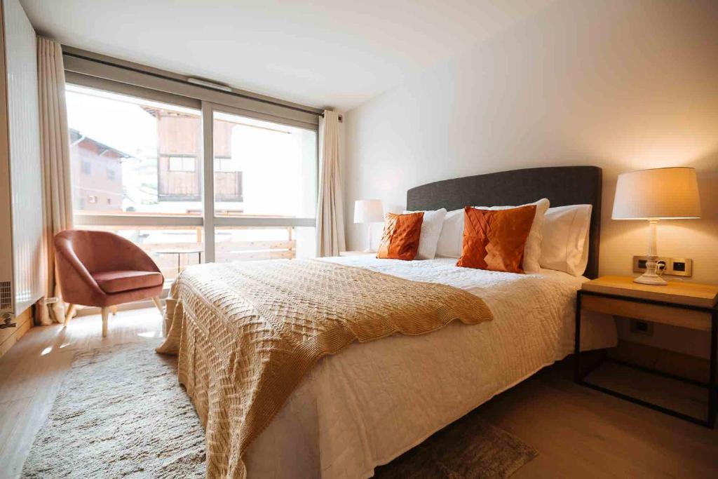 ムジェーヴにあるMegève Great apartment Lesporting Ski - AE 303のベッドルーム1室(ベッド1台、デスク、窓付)