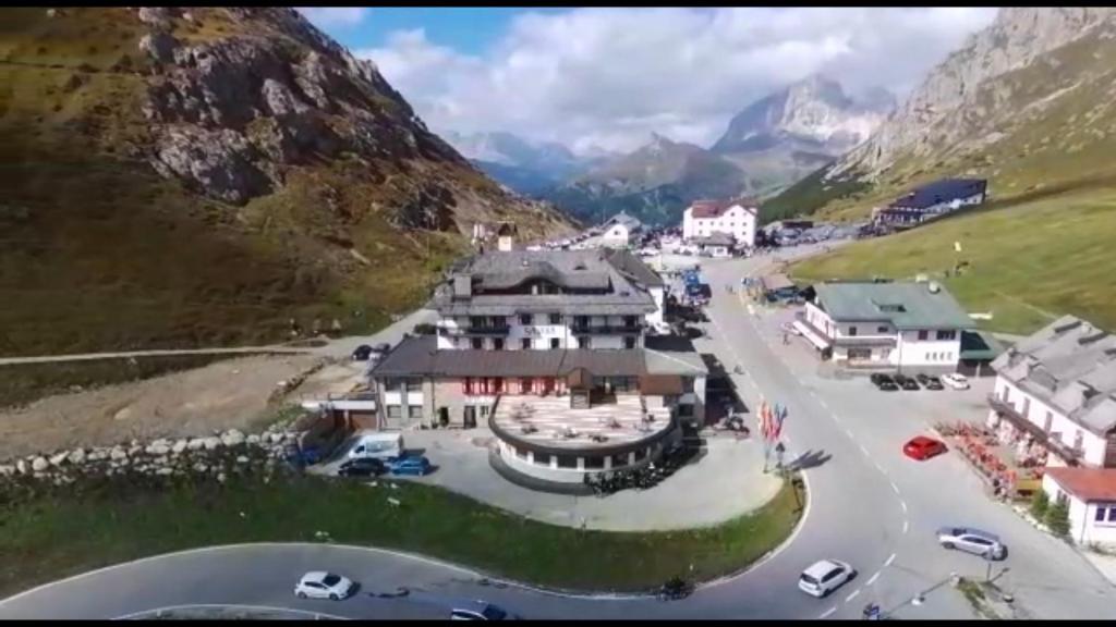 una vista aerea di un villaggio in una montagna di Hotel Savoia a Canazei