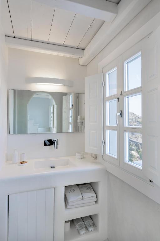 A bathroom at Aenaon Villas