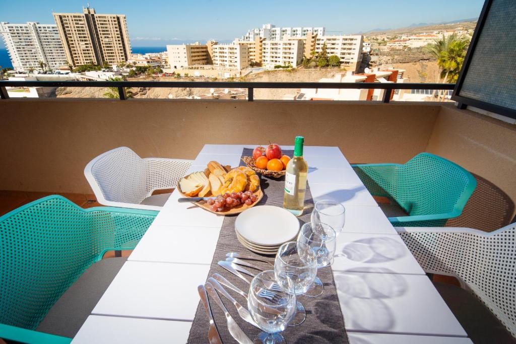 une table avec un bol de fruits et des verres à vin dans l'établissement Paraiso II SS FREE WIFI, à Playa Paraiso