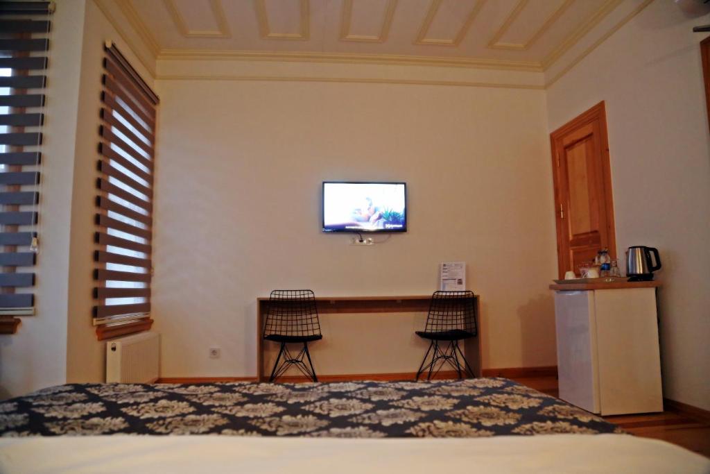 A television and/or entertainment centre at Belizia Hotel