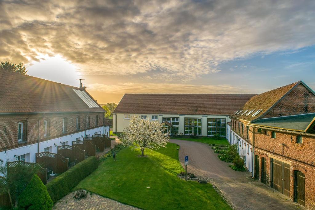 una vista aerea di un campus con edifici di Ferienhof Rausch a Rathenow