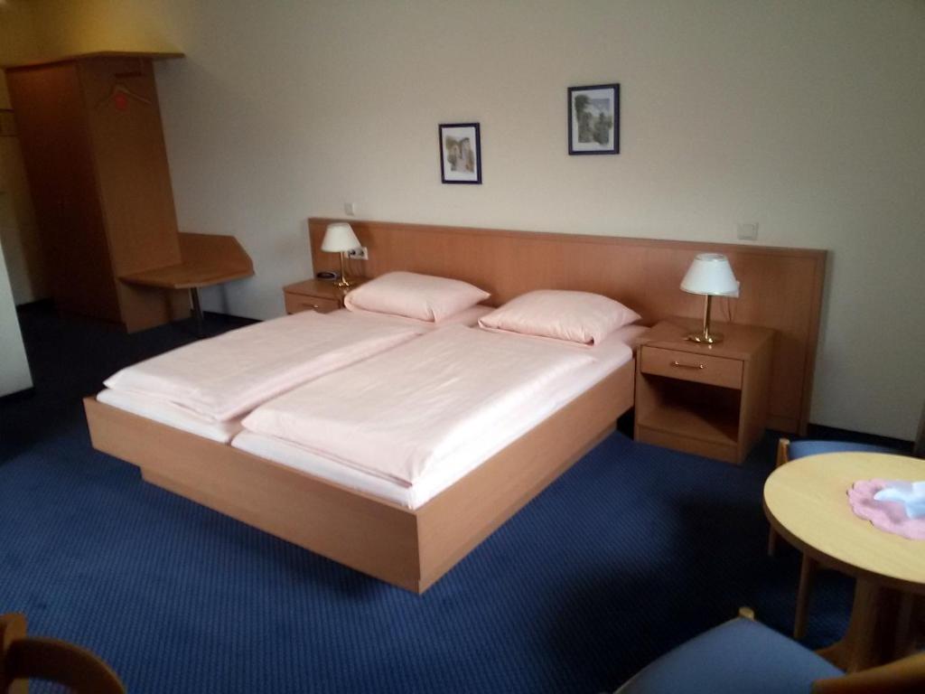 En eller flere senger på et rom på Hotel Saar