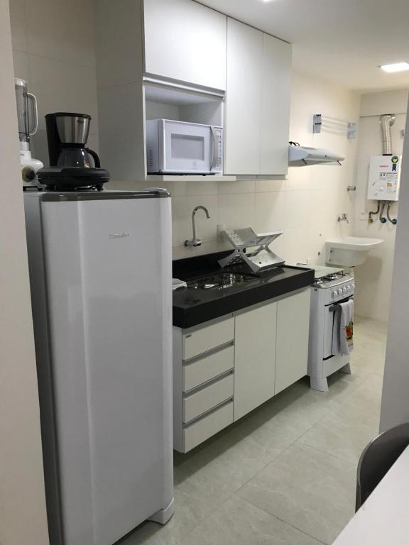 Kuchyň nebo kuchyňský kout v ubytování Apartamento Completo Jatiúca