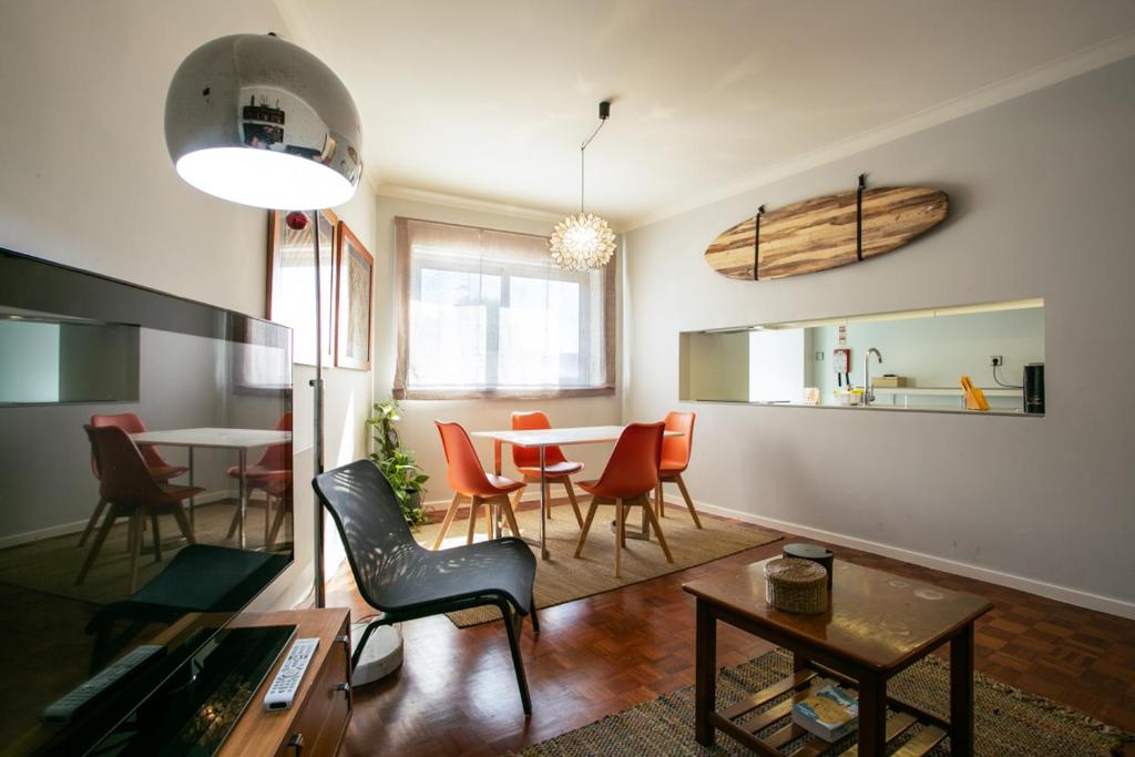sala de estar con mesa y comedor en Hipster`s Dream by the River, en Oporto