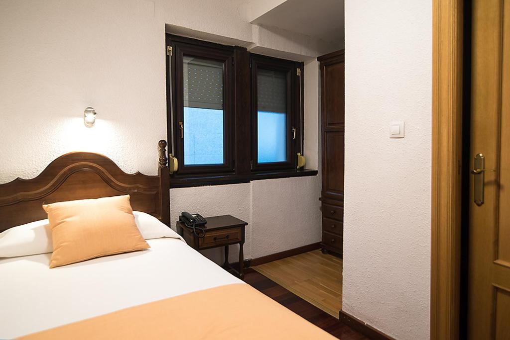 Postel nebo postele na pokoji v ubytování Hotel La Rambla