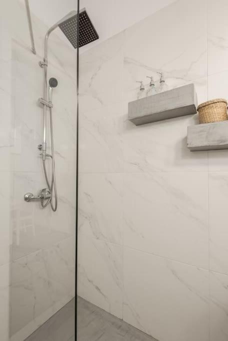 Kúpeľňa v ubytovaní Roman market- upper Aristotelous sq luxury apartment