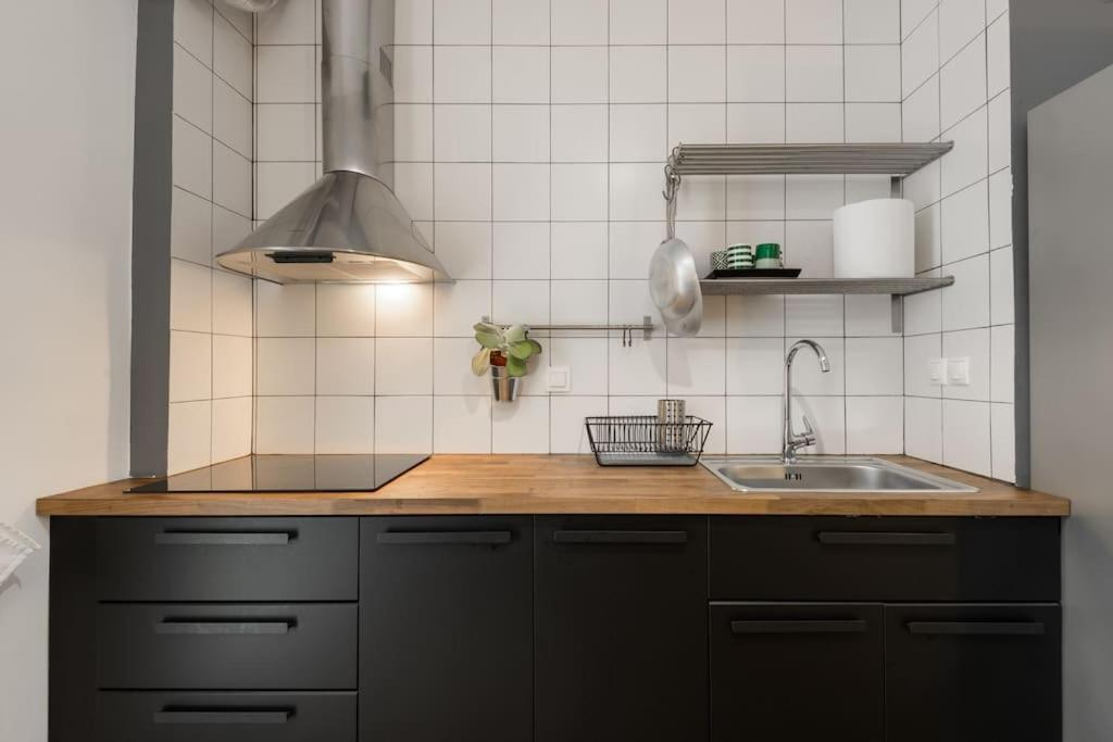 Kuchyňa alebo kuchynka v ubytovaní Roman market- upper Aristotelous sq luxury apartment