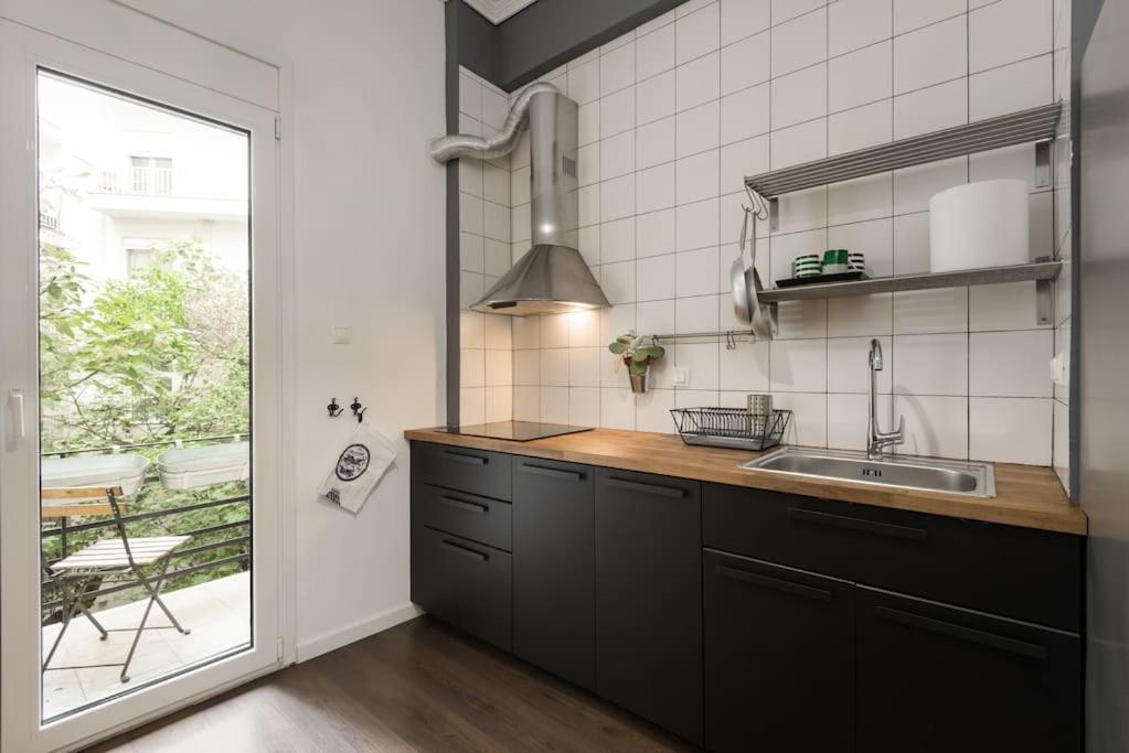Kuchyňa alebo kuchynka v ubytovaní Roman market- upper Aristotelous sq luxury apartment