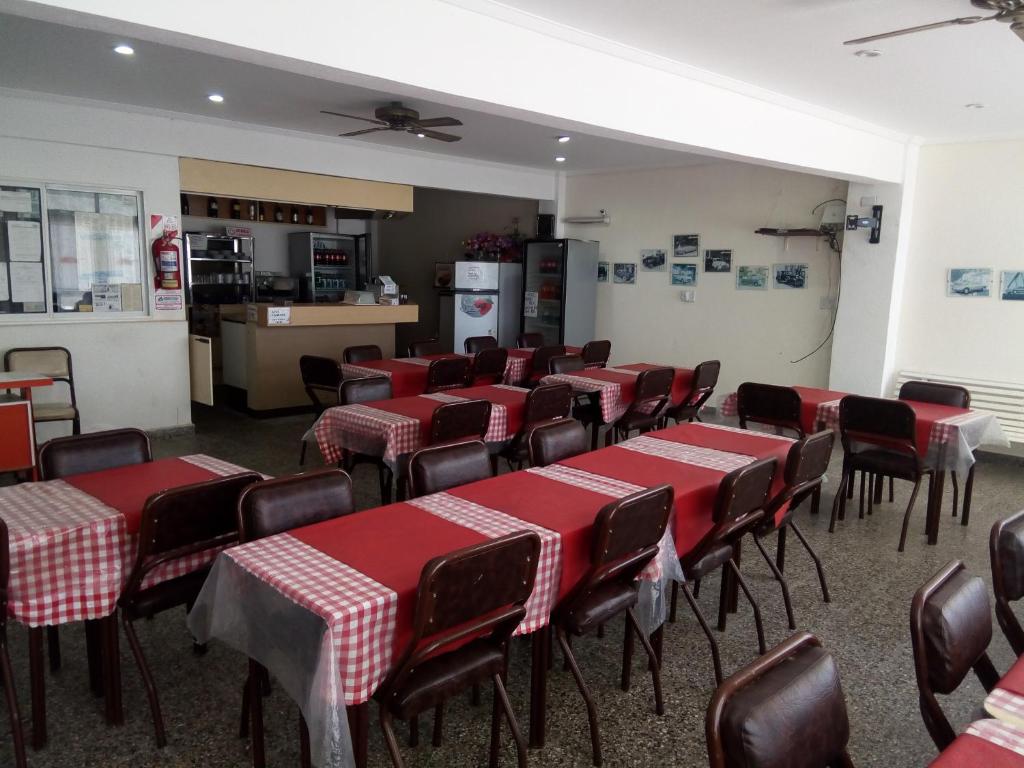 サンタ・テレシータにあるHotel Grand Prixのダイニングルーム(赤と白のテーブル、椅子付)