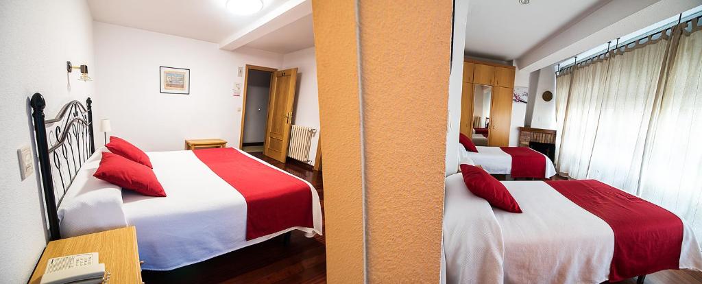 Postel nebo postele na pokoji v ubytování Hotel La Rambla
