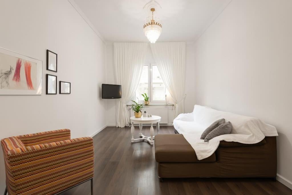 Televízia a/alebo spoločenská miestnosť v ubytovaní Roman market- upper Aristotelous sq luxury apartment