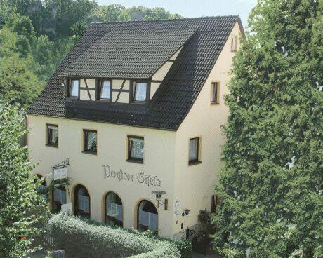 una grande casa con tetto nero di Pension Gisela a Gössweinstein