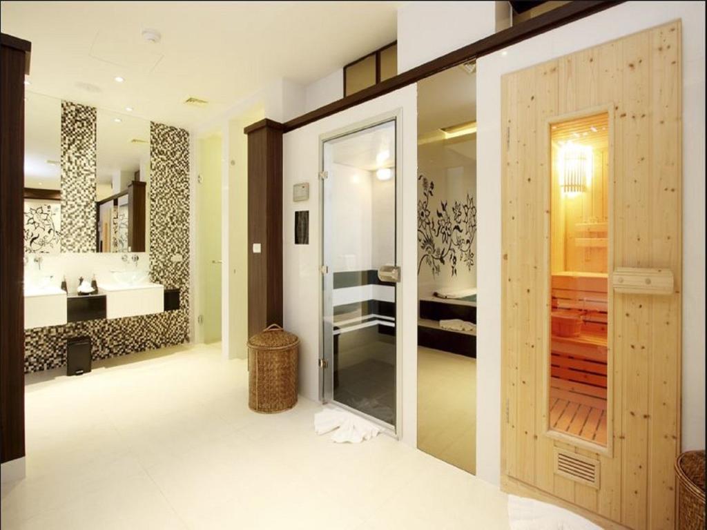 a bathroom with a tub and a sink at Mövenpick Resort Bangtao Beach Phuket in Bang Tao Beach