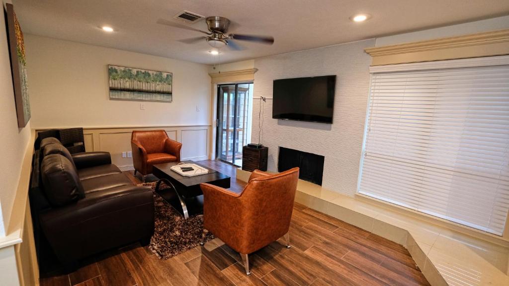 a living room with a couch and a tv at Galleria Area Condo, 2 Bedrooms 2 Story - Ocee in Houston