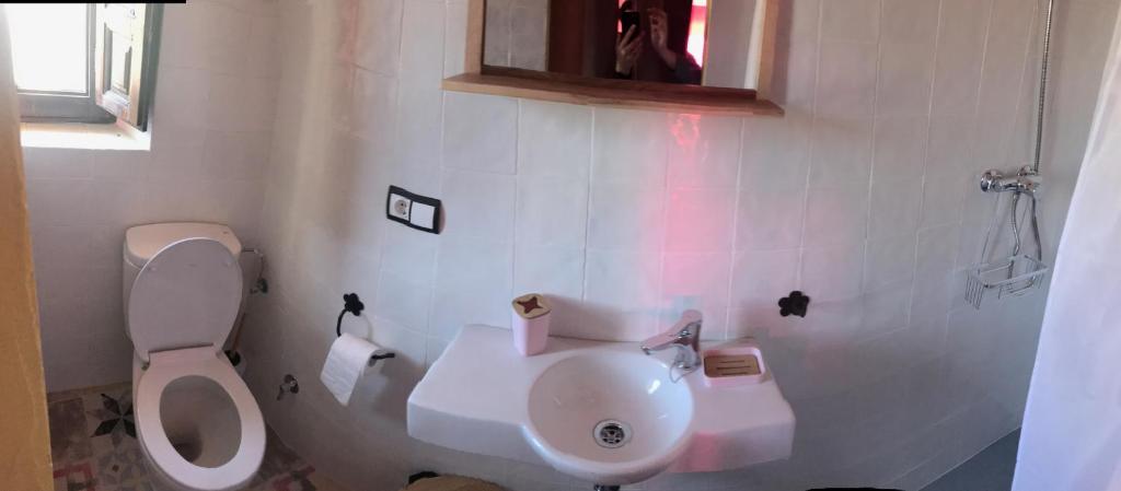 Un baño de B&B the lost Village el Acebuchal