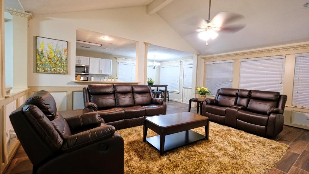 a living room with two leather chairs and a table at IAH, Humble, Woodlands, Spring, Cypress - Ambergate in Humble