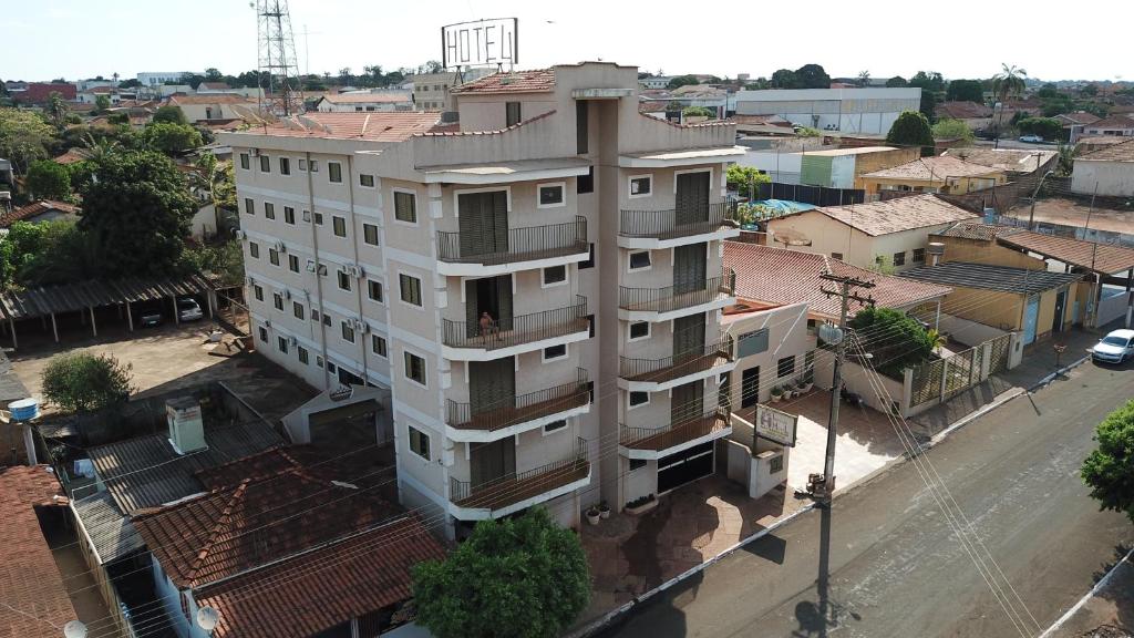 eine Draufsicht auf ein Gebäude in einer Stadt in der Unterkunft Império Hotel in Caçu