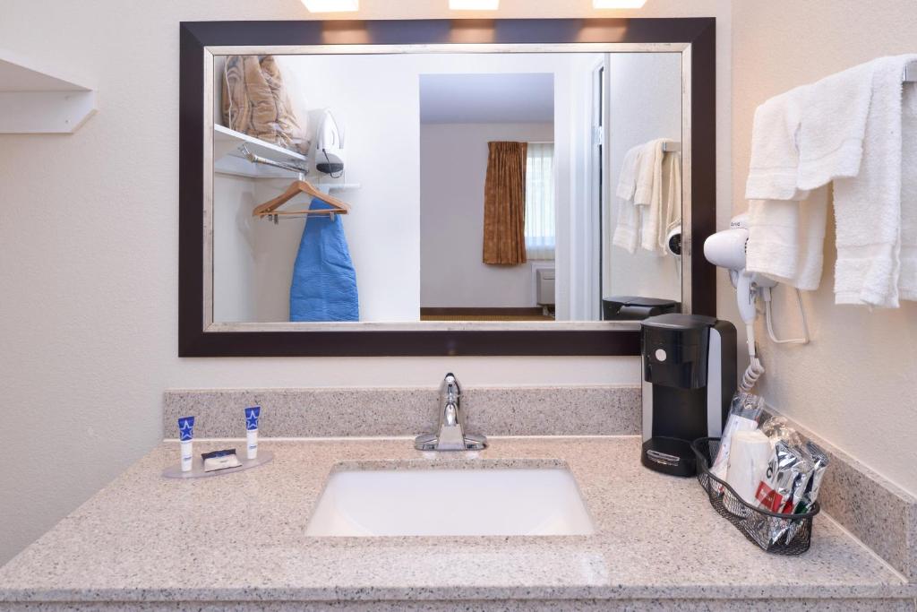 Koupelna v ubytování Americas Best Value Inn Plattsburgh