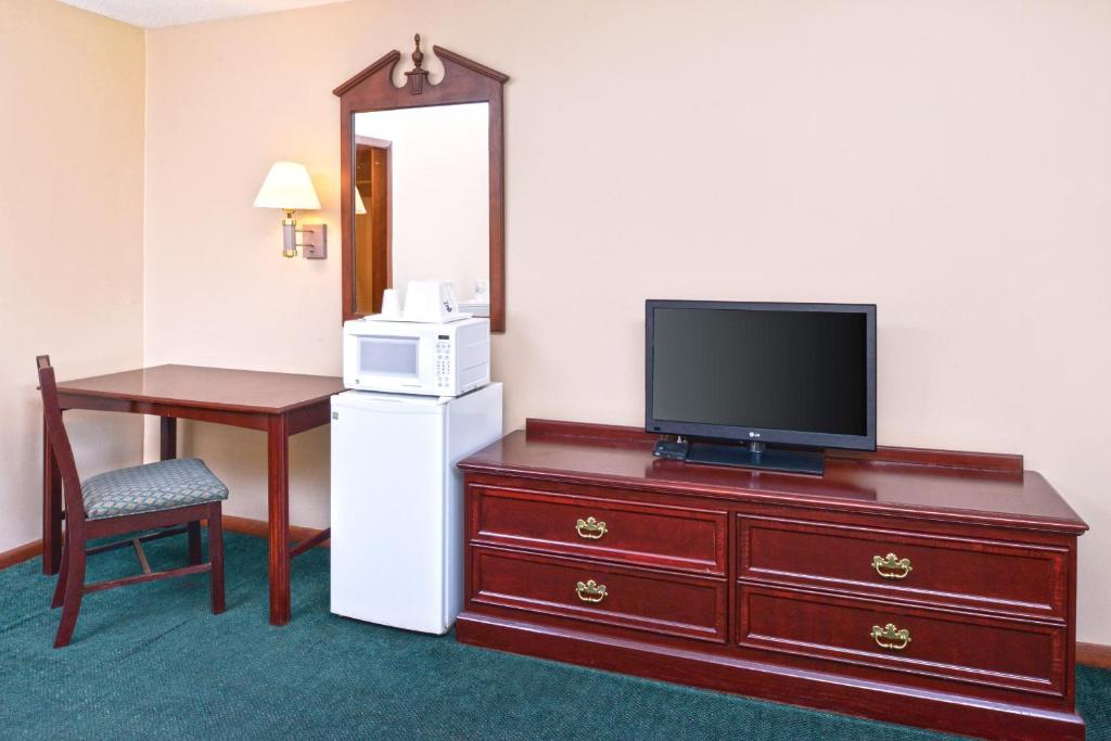 TV a/nebo společenská místnost v ubytování Americas Best Value Inn Plattsburgh