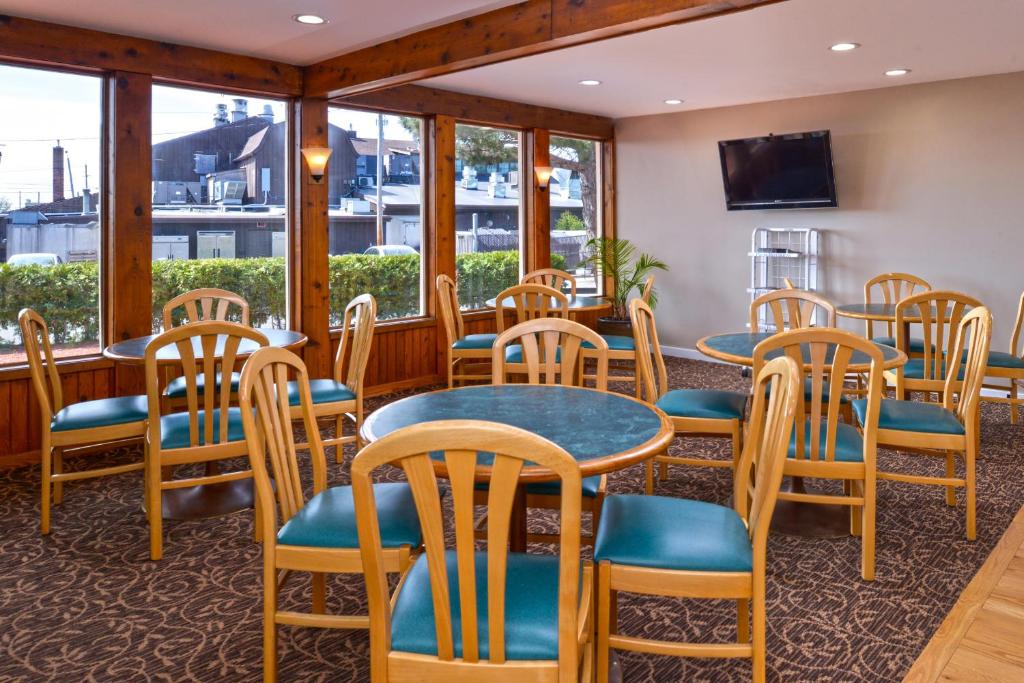 TV a/nebo společenská místnost v ubytování Americas Best Value Inn Plattsburgh