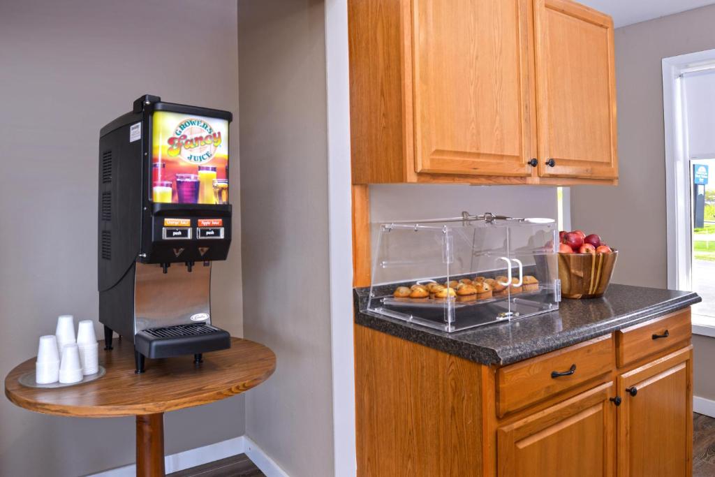 Kuchyň nebo kuchyňský kout v ubytování Americas Best Value Inn Plattsburgh