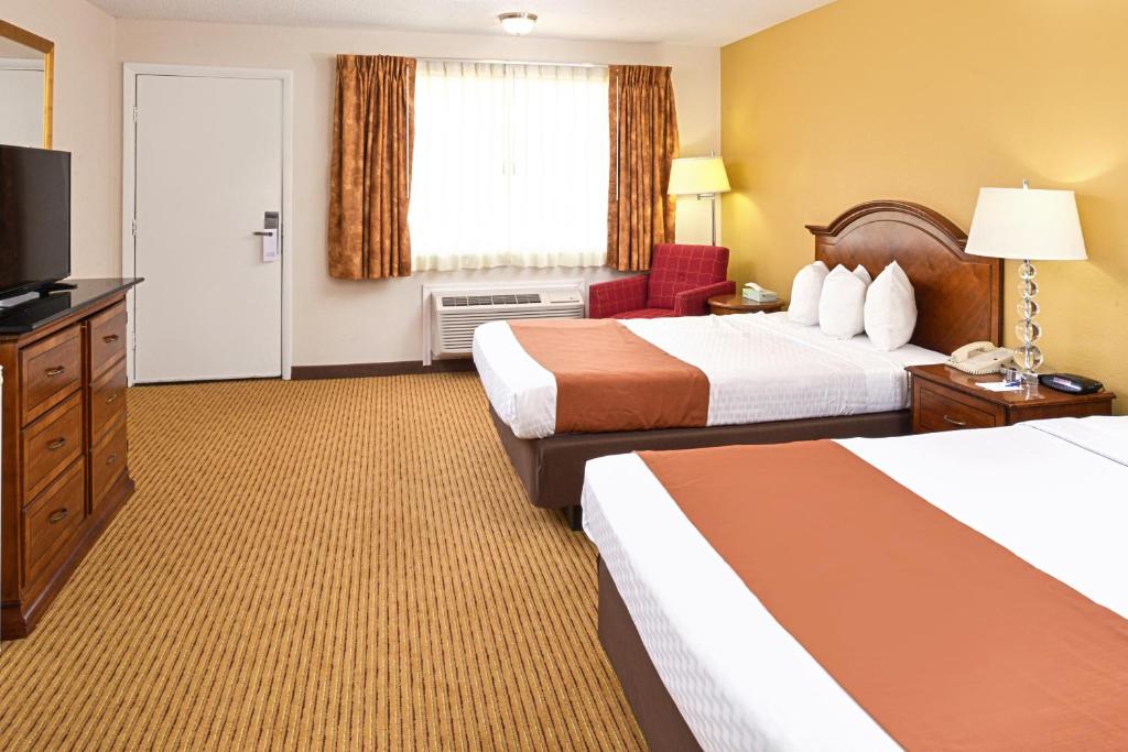 Postel nebo postele na pokoji v ubytování Americas Best Value Inn Plattsburgh