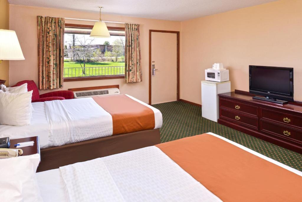 Postel nebo postele na pokoji v ubytování Americas Best Value Inn Plattsburgh