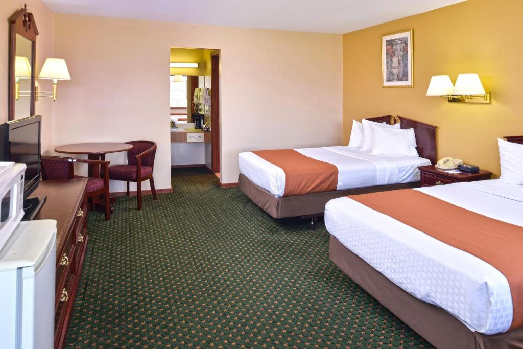Postel nebo postele na pokoji v ubytování Americas Best Value Inn Plattsburgh
