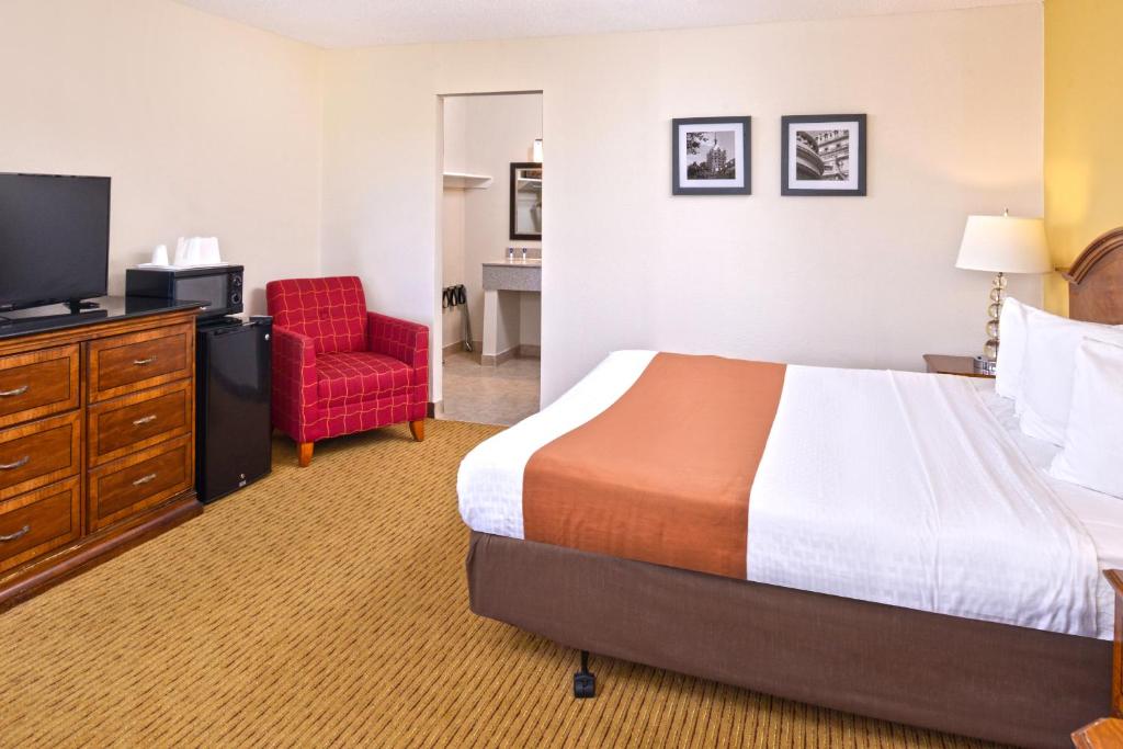 Postel nebo postele na pokoji v ubytování Americas Best Value Inn Plattsburgh
