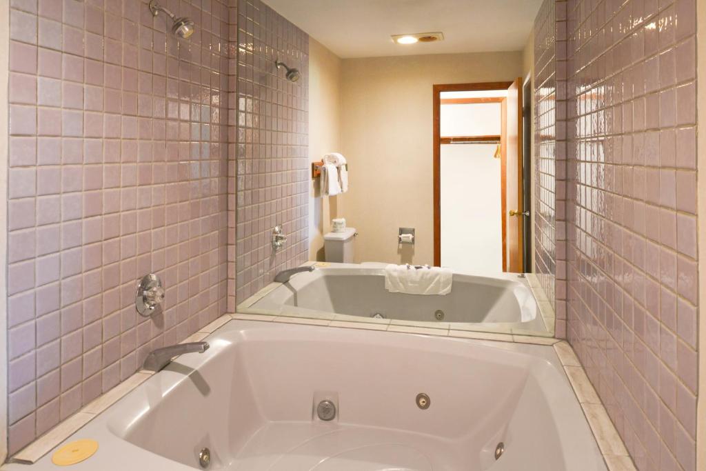 Koupelna v ubytování Americas Best Value Inn Plattsburgh