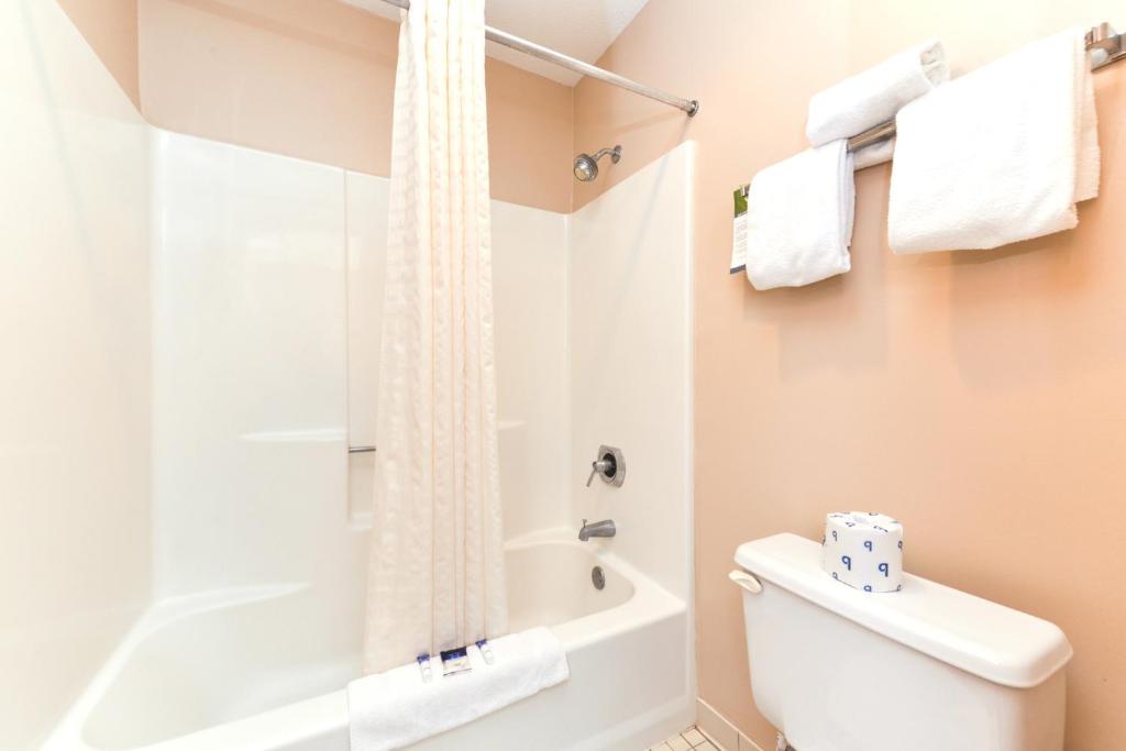 Koupelna v ubytování Americas Best Value Inn Plattsburgh