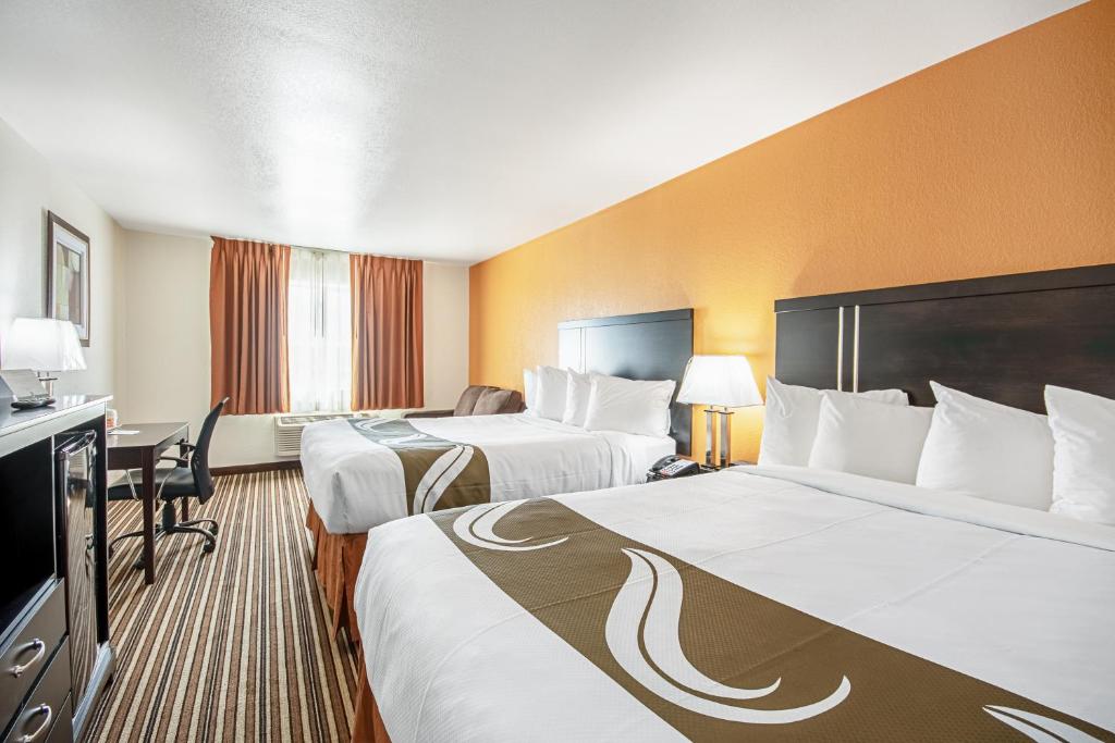 Un pat sau paturi într-o cameră la Quality Inn Dodge City