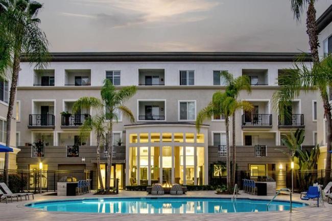 Marina Del Rey's Grand 2/2 Suite Pool View في لوس أنجلوس: مبنى كبير أمامه مسبح