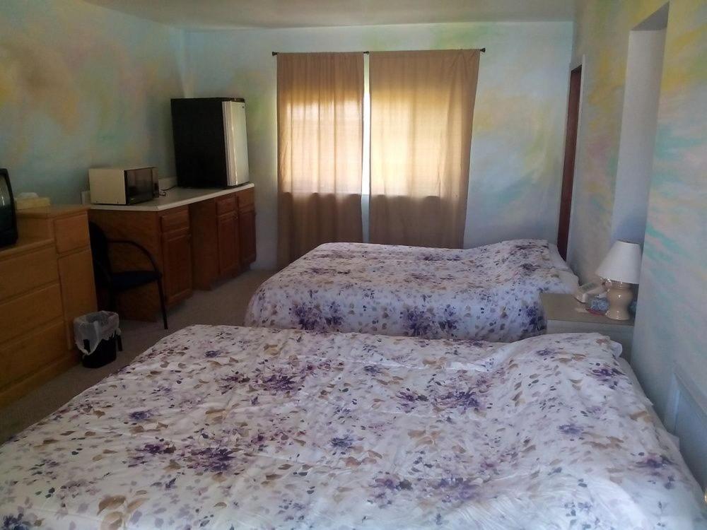 Postel nebo postele na pokoji v ubytování Mountaineer Motel