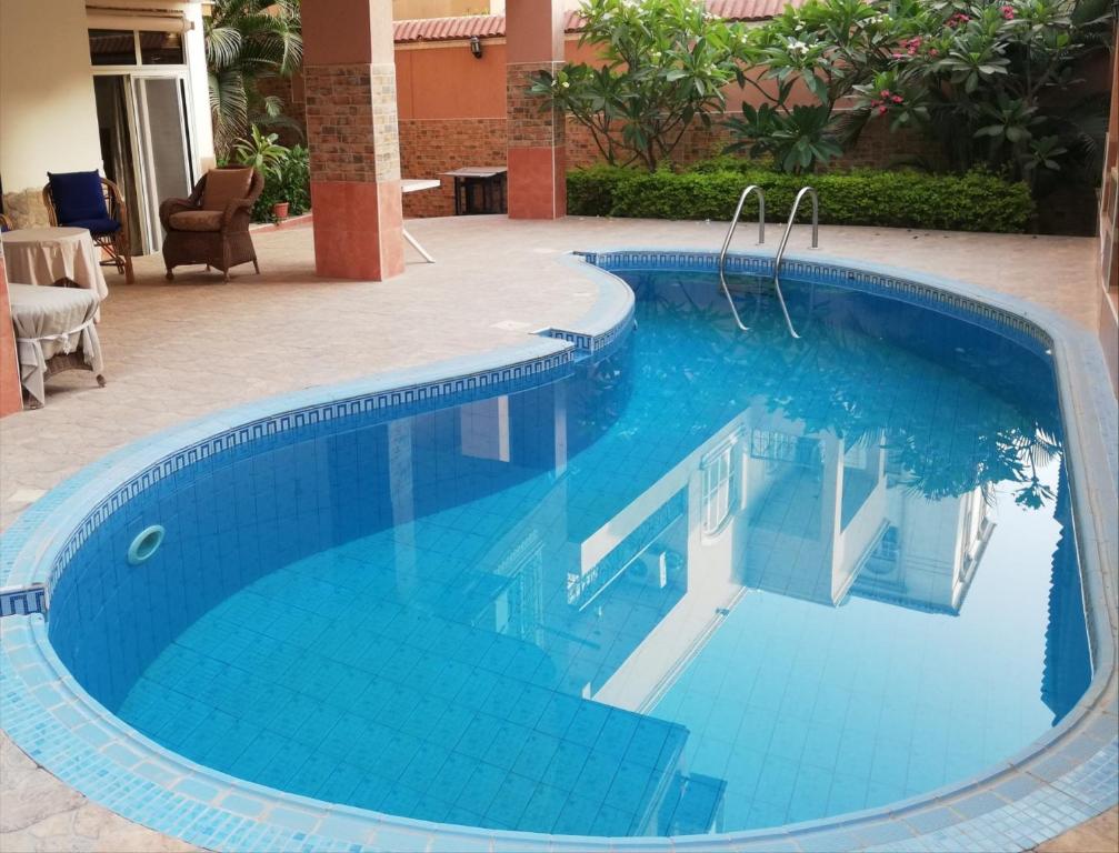 una piscina de agua azul en un complejo en Magic Studio Pool View, New Cairo en El Cairo