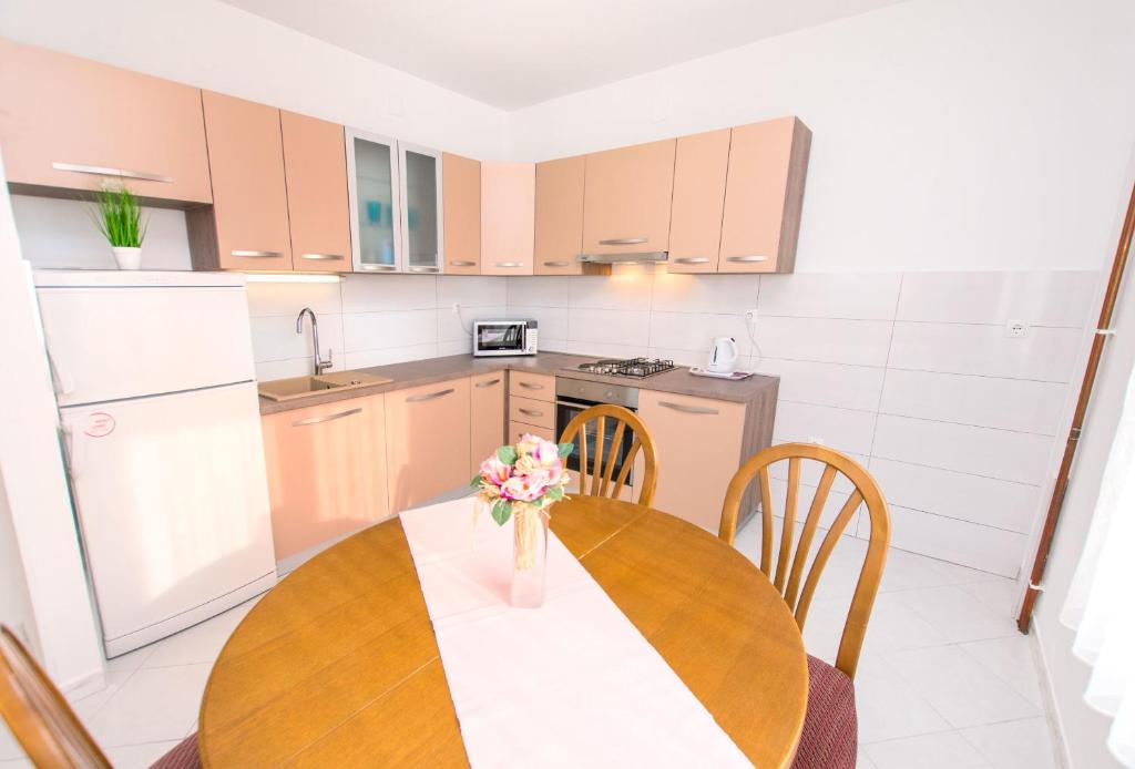 Kuchyňa alebo kuchynka v ubytovaní Apartment Stane